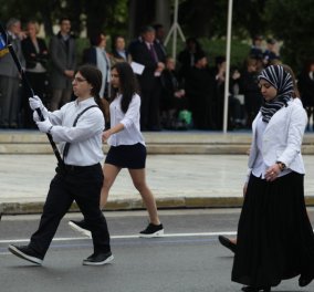 Η αριστούχος μαθήτρια με την μαντίλα έκανε παρέλαση στο Σύνταγμα