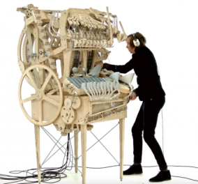 Βίντεο: Παράξενο μουσικό όργανο λειτουργεί με 2.000 βόλους - Δείτε το