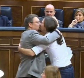 Άνω κάτω η ισπανική Βουλή: Ο Ιγκλέσιας των Podemos συνεχάρη με ένα... φιλί στο στόμα βουλευτή του κόμματος για την ομιλία του!