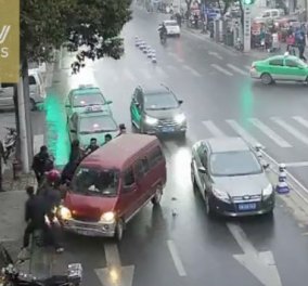 Απίστευτο βίντεο: Γυναίκα βρέθηκε κάτω από τις ρόδες φορτηγού!