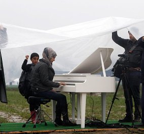 Ένα άσπρο πιάνο στην λάσπη της Ειδομένης- Πιανίστα μια όμορφη Σύρια με λεπτεπίλεπτα χέρια