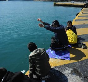 Συγκινητικό στιγμιότυπο: Πρόσφυγας ψαρεύει στο λιμάνι του Πειραιά