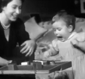 Δείτε το σπάνιο βίντεο με την βασίλισσα Ελισάβετ να γελάει και να παίζει με τον γιο της Κάρολο 