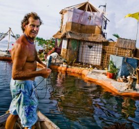 Η απίθανη ιστορία του Richard: Έφτιαξε το δικό του νησί  - Επιπλέει πάνω σε 150.000 μπουκάλια ανακύκλωσης