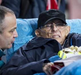 Story of the day: Ο 88χρονος Piet πήγε με φορείο στο γήπεδο - Ήθελε να παρακολουθήσει αγώνα της αγαπημένης του ομάδας