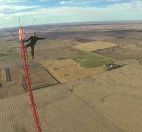 Παράτολμος κασκαντέρ σκαρφάλωσε σε μια κεραία 457 μέτρων χωρίς την παραμικρή ασφάλεια (βίντεο)