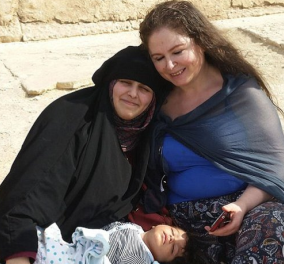 46χρονη Βρετανίδα έχασε την κόρη της στην Ελλάδα πριν 24 χρόνια - Τώρα πάλι μαζί με 3 παιδιά η κάθε μία‏