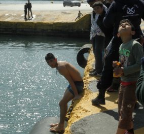 Εικόνες που συγκλονίζουν: Απελπισμένοι πρόσφυγες κάνουν μπάνιο στα μολυσμένα νερά του Πειραιά 