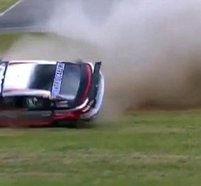 Bίντεο που κόβει την ανάσα: Αυτοκίνητο αγώνων στριφογύρισε 6 φορές στον αέρα και...