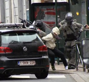 Νέο βίντεο - ντοκουμέντο από τη σύλληψη του μακελάρη του Παρισιού: Μυστήριο με σημείωμα που έπεσε από τον Σαλάχ Αμπντεσλάμ