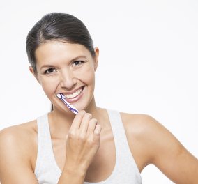 Βουρτσίστε τα δόντια σας και... μειώστε τις πιθανότητες για Αλτσχάιμερ - Τι δείχνει βρετανική έρευνα