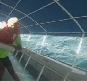 Συγκλονιστικό βίντεο: Οι δυνατοί άνεμοι αναποδογυρίζουν ένα καταμαράν 30 μέτρων εν πλω! 