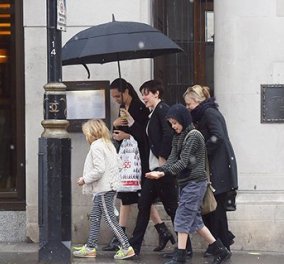 Η Αντζελίνα Τζολί με τα κορίτσια της για ψώνια στο χιονισμένο Λονδίνο - Φώτο