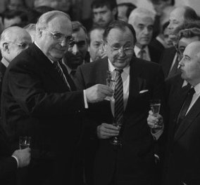 Vintage history pic: Χέλμουτ Σμιτ, Χανς Ντίντριχ Γκένσερ, Μιχαήλ Γκορμπατσώφ: Πίνουν στην υγεία της περεστρόικας-  Μόσχα 1990  