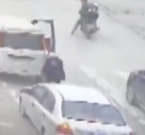 Σοκαριστικό βίντεο: Το  παιδάκι πέφτει από αυτοκίνητο & εκείνο  περνά από πάνω του 