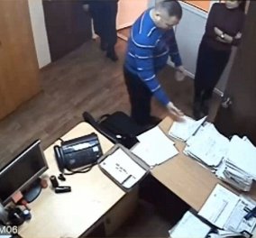 Βίντεο: Ρώσος δικηγόρος τρώει τις αποδείξεις της τροχαίας για τον μεθυσμένο πελάτη του