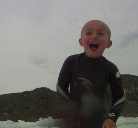 Αυτός ο 2χρονος μπόμπιρας δαμάζει με την σανίδα του τα κύματα (βίντεο)