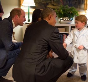 Ο  πρίγκιπας Τζωρτζ φοράει την ρομπίτσα του και γνωρίζει τον Ομπάμα! Απίθανο στιγμιότυπο - φωτό