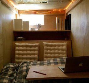Απίθανο story: 25χρονος φοιτητής πληρώνει 500 δολάρια το μήνα για να ζει σε ξύλινο κουτί.. μέσα σε σπίτι φίλων του 
