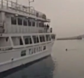 Πανικός στην Μυτιλήνη: Ακτιβιστές έπεσαν στη θάλασσα για να μην φύγει το πλοίο με τους μετανάστες προς Τουρκία