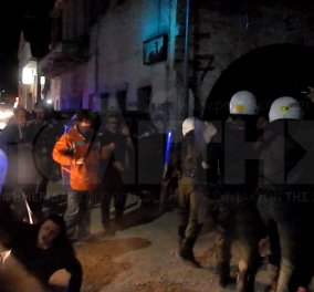 Συμπλοκές & άγριο ξύλο τη νύχτα στη Χίο: ΜΑΤ εναντίον πολιτών με αφορμή μεταφορά προσφύγων – 3 πήγαν στο νοσοκομείο  