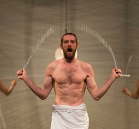 Σάλος με τα παλλόμενα πέη που χορεύουν συρτάκι: Ο Γιαν Φάμπρ κάνει θέατρο ή παρωδία;