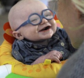 Μπουμπούκος 4 μηνών σχεδόν τυφλός βλέπει για πρώτη φορά τη μαμά του - Ο γλυκούλης έγινε viral