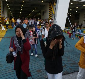Άδεια τα πούλμαν στον Πειραιά, αρνούνται να φύγουν οι πρόσφυγες - Δεν στηρίζει ο Δήμος