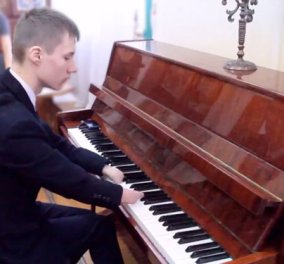 Ο Alexei γεννήθηκε χωρίς δάχτυλα & έγινε δεξιοτέχνη πιανίστας! Θαυμάστε τον - Φώτο, βίντεο 