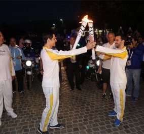 Σάκης Ρουβάς: Έφερε την Φλόγα των 31ων Ολυμπιακών Αγώνων Rio 2016 κάτω από την Ακρόπολη