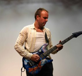 Hub Science: Διάλεξη-performance του φυσικού και κιθαρίστα Mark Lewney με θέμα «Rock guitar in 11 dimensions»