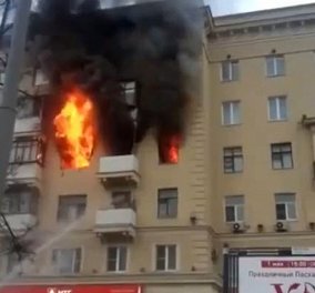 Σοκαριστικό Βίντεο: Γυναίκα κάηκε ζωντανή - Καλούσε απεγνωσμένα τους πυροσβέστες που στόχευαν σε άλλο διαμέρισμα‏