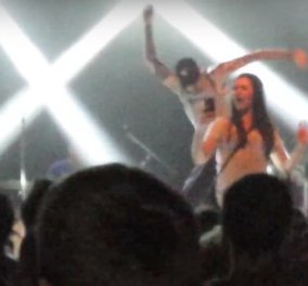 Βίντεο: Ο τραγουδιστής κλωτσάει με δύναμη την κοπέλα που ανεβαίνει στην σκηνή για selfie