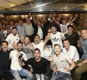 Η φωτογραφία του δημάρχου Ηλία Ψινάκη με τους παίκτες της ΑΕΚ: Η χαρά δεν κρύβεται! 