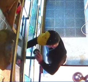 Απίστευτο βίντεο: Νεαρός κλέβει πύθωνα από pet shop και τον κρύβει στο παντελόνι του 