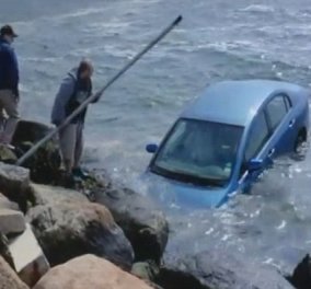 Βίντεο: Από θαύμα σώθηκε 85χρονη στις ΗΠΑ -  Έκανε βουτιά στη θάλασσα με το αμάξι της 