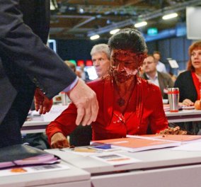 Η "κόκκινη" Σάρα Βάγκενκνεχτ της γερμανικής Αριστεράς, "έφαγε" μια τούρτα στο πρόσωπο (βίντεο) - Τι εξόργισε τους οπαδούς;