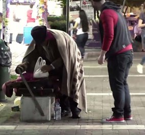 Βίντεο: Κοινωνικό πείραμα στους δρόμους της Αθήνας δείχνει το μεγαλείο ψυχής ενός αστέγου & τσακίζει κόκαλα  