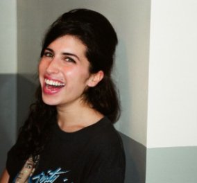 Για πρώτη φορά νέες φωτογραφίες της Amy Winehouse: Χαρούμενη & όμορφη πριν τους εθισμούς που την οδήγησαν στον θάνατο