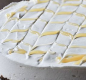 O Άκης Πετρετζίκης μεγαλουργεί & μας ενθουσιάζει: Δροσερό και ελαφρύ cheesecake λεμόνι
