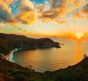 Ηλιοβασιλέματα στις πιο όμορφες γωνιές της Ελλάδας: Από την Κεφαλλονιά ως την Σαντορίνη