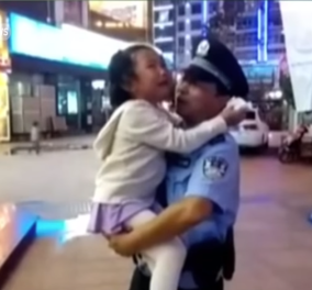Το βίντεο που έχει γίνει viral: Το γλυκό ξέσπασμα μιας μικρούλας όταν βλέπει τον πολυάσχολο μπαμπά της 