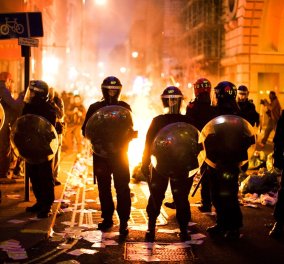 Βίντεο: Χάος και πρωτοφανή επεισόδια σε ομιλία του Τραμπ - Δακρυγόνα & σπρέι πιπεριού έριξε η αστυνομία σε διαδηλωτές  