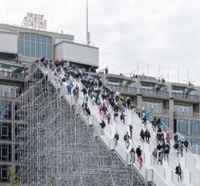 Μια γιγαντιαία σκάλα για το Ρότερνταμ – Ένα νέο έργο τέχνης που προσελκύει τους επισκέπτες της πόλης