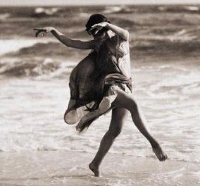 Ισιδώρα Ντάνκαν: Η «ξυπόλητη» κορυφαία χορεύτρια λάτρεψε την Ελλάδα, δοξάστηκε, έχασε & τα 3 παιδιά της &  πνίγηκε από το φουλάρι της 