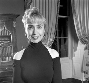 Vintage pic: Αυτή είναι η αγαπημένη φωτογραφία της Χίλαρι Κλίντον: Ώμοι έξω σε φουστάνι Donna Karan και πολλά κιλά κάτω   