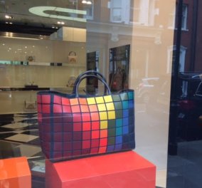 Με pixels σε απίθανα χρώματα είναι σίγουρα οι τσάντες της χρονιάς! Δημιουργός τους η Anya Hindmartch   