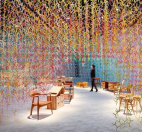 Φαντασμαγορική εγκατάσταση με 20.000 πολύχρωμα κλαδιά: Η δημιουργία ενός δάσους αλλιώς 