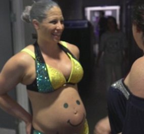 Top Woman η 30χρονη Kat: Έκανε pole dancing στον όγδοο μήνα της εγκυμοσύνης εντυπωσιάζοντας τους πάντες 