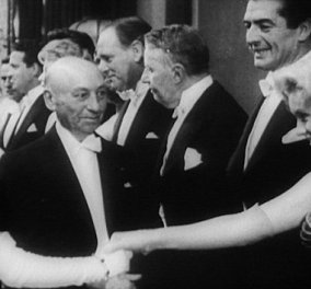 Vintage: Όταν η βασίλισσα Ελισάβετ γνώρισε την Μέριλιν Μονρόε σε μια λαμπερή κινηματογραφική πρεμιέρα στο Λονδίνο   